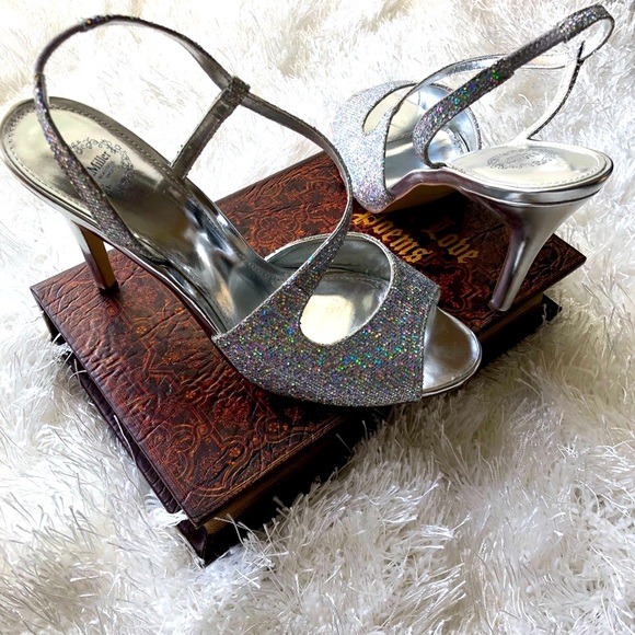 Silver Heels - Picture 2 of 8